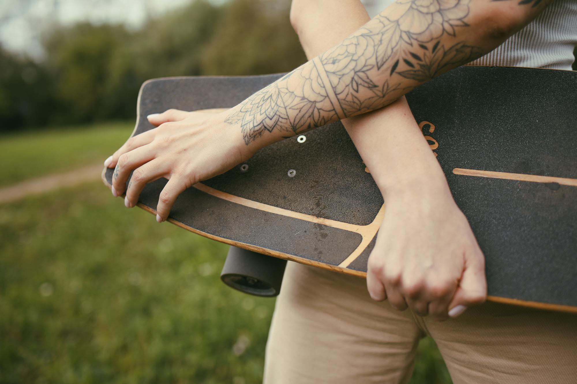 Haende halten ein Skateboard