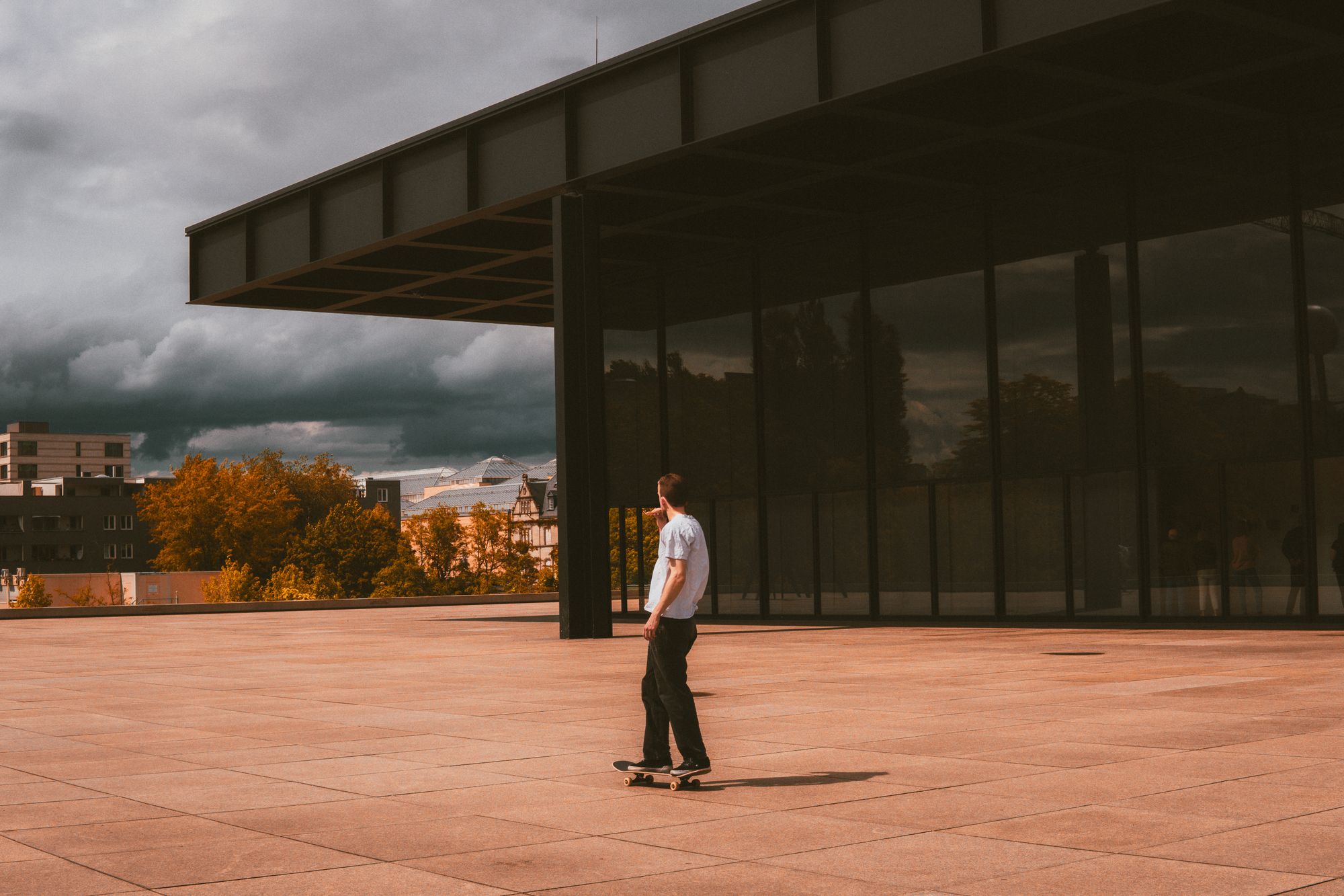 Skater gleitet an moderner Architektur in Berlin vorbei
