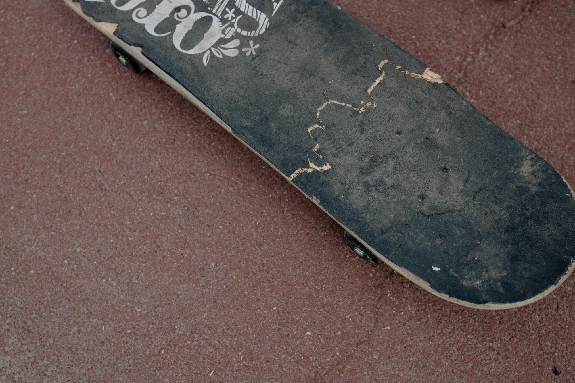 Skateboard auf rotem Untergrund