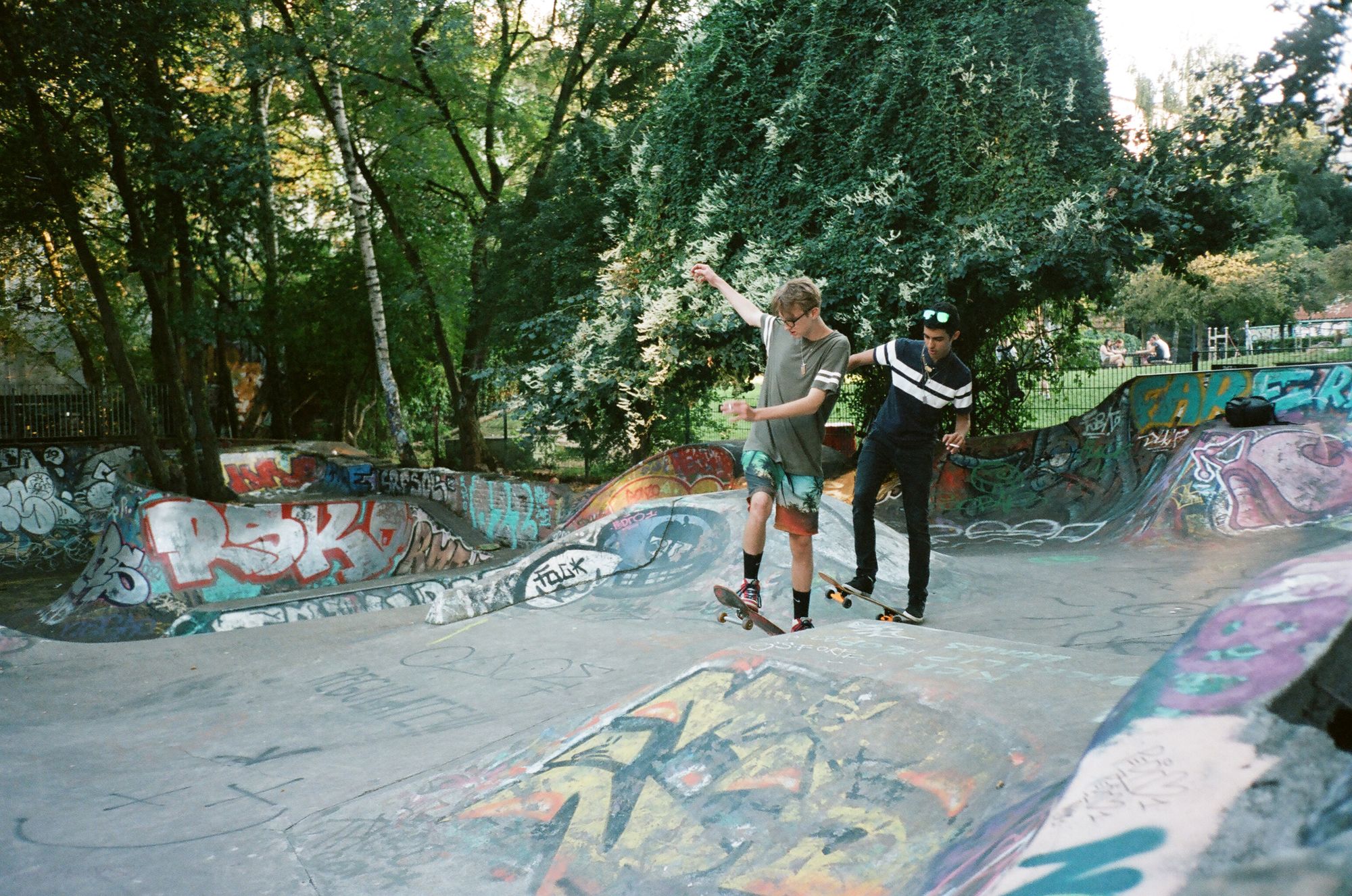 Skater in einem Graffiti-skatepark