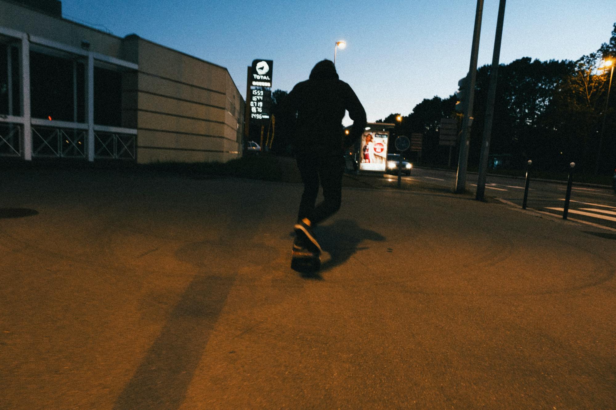 Skater bei Daemmerung in der Stadt